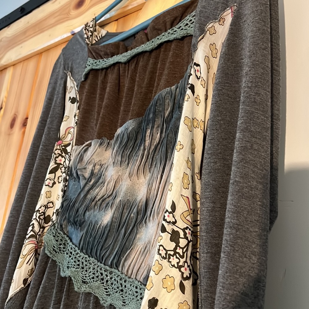 The Pyramid Collection Tunic Top Mixed Fabrics - Picture 3 of 8